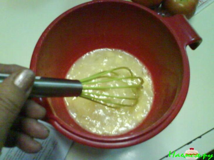 Шарлотка на сметане с яблоками и корицей