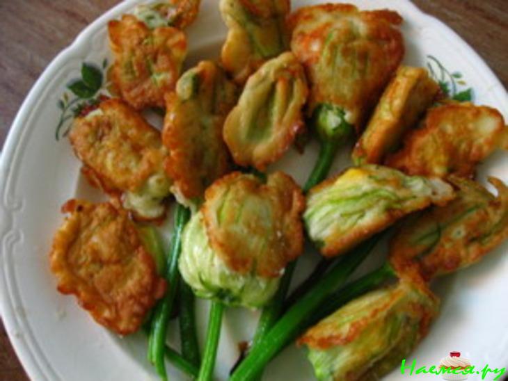 Фаршированные цветки цуккини и тыквы в кляре