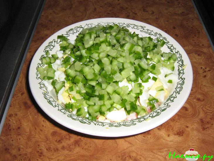 Салат "Праздничный" с крабовыми палочками и киви Салат "Праздничный" с крабовыми палочками и киви