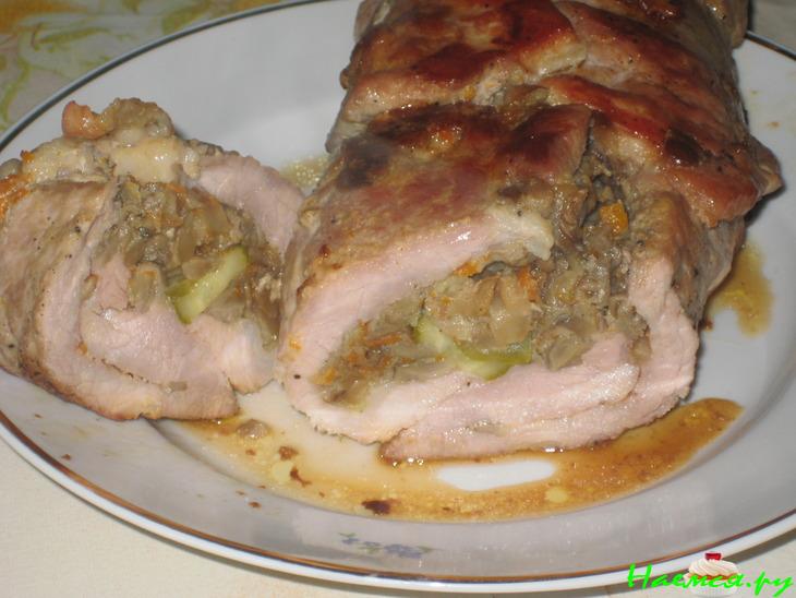 Свиной рулет с грибами и солеными огурцами Свиной рулет с грибами и солеными огурцами