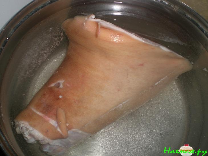 Свиная рулька с чесноком и аджикой