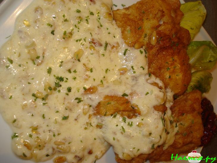 Рыба с сырным соусом и кедровыми орешками Рыба с сырным соусом и кедровыми орешками