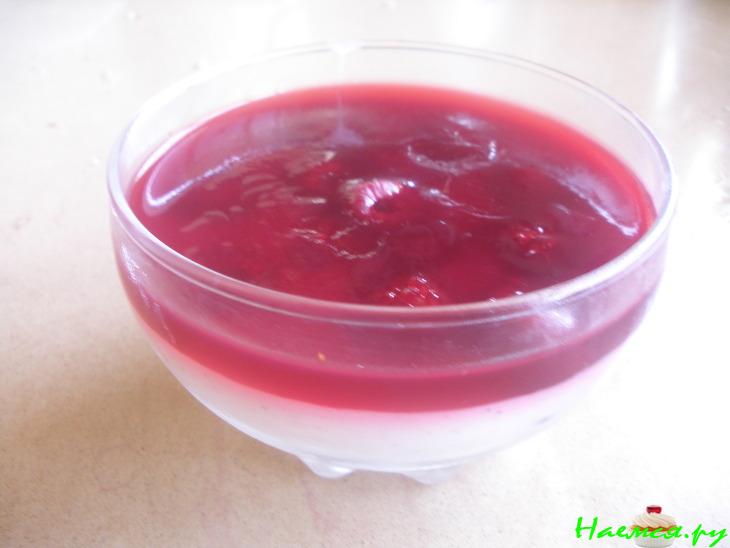 Летний кремовый легкий десерт из йогурта и ягодного желе Летний кремовый легкий десерт из йогурта и ягодного желе