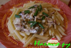 Регатони с вешенками и ветчиной на сливочной основе