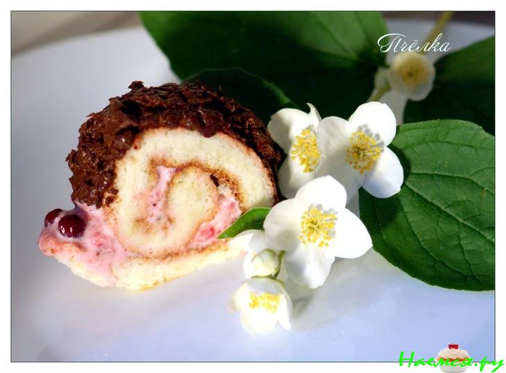 Клубничный рулет со сметаной и пломбиром Клубничный рулет со сметаной и пломбиром