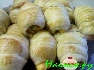 Закусочные рулетики из слоёного теста