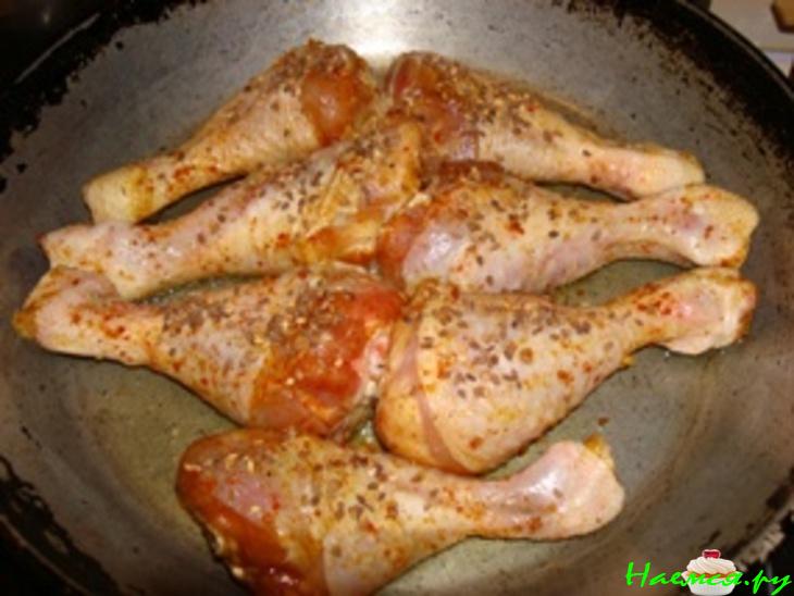 Куриные голени с кунжутом и яблоками