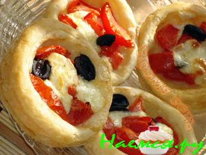 Тарталетки с сыром «мацарелла» и томатами Тарталетки с сыром «мацарелла» и томатами