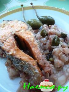 Форель на подушке из свинины с луком и вином