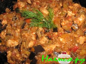 Густой соус с куриной грудкой и овощами