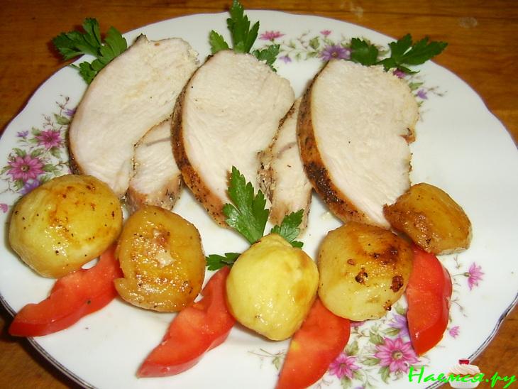 Грудка индейки запеченная с картошечкой Грудка индейки запеченная с картошечкой