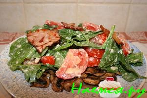 Салат со шпинатом, помидорами и миндалем