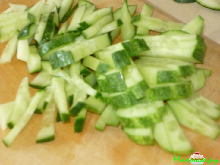 Салат сырный со свежими огурцами