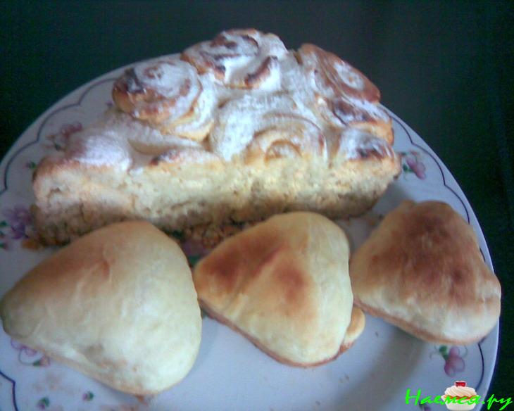 Сердечная выпечка (булочки с клубничным вареньем и пирог с творогом и апельсиновым киселем)