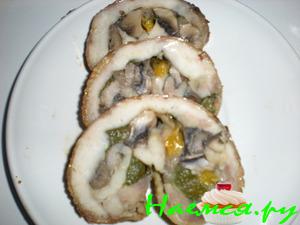 Рулет куриный с грибами и болгарским перцем в меду Рулет куриный с грибами и болгарским перцем в меду