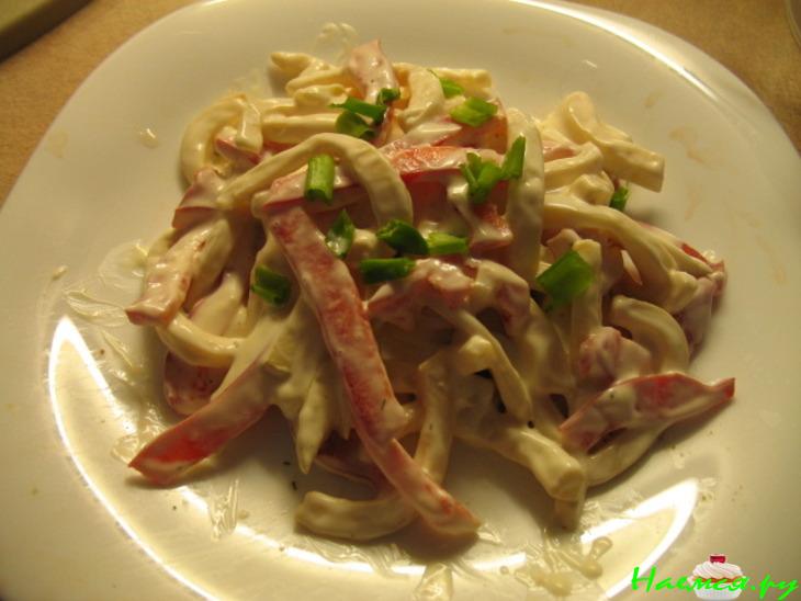 Салат с кальмарами и зеленым яблоком Салат с кальмарами и зеленым яблоком