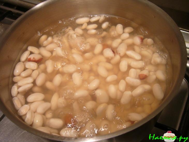 Фасолевый суп с пастой и копченостями