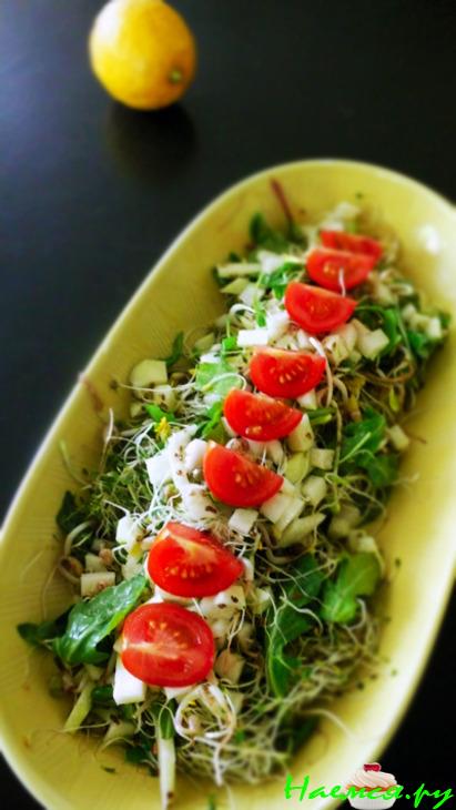 Салат с кольраби и пророщенными семенами Салат с кольраби и пророщенными семенами