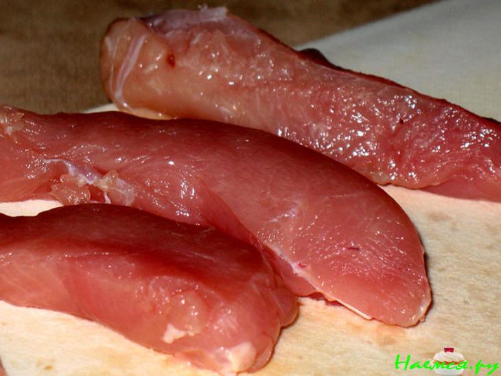 Полоски из куриной грудки в пармезановой корочке с крошкой из зелени