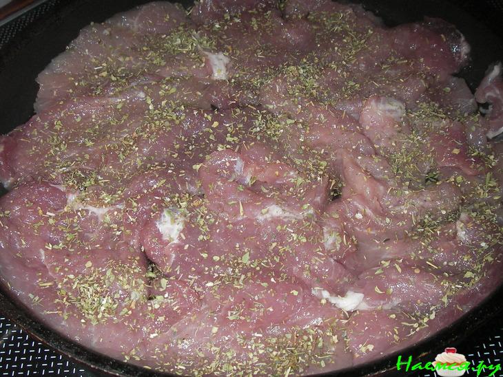 Свинина с шампиньонами и соусом из голубого сыра