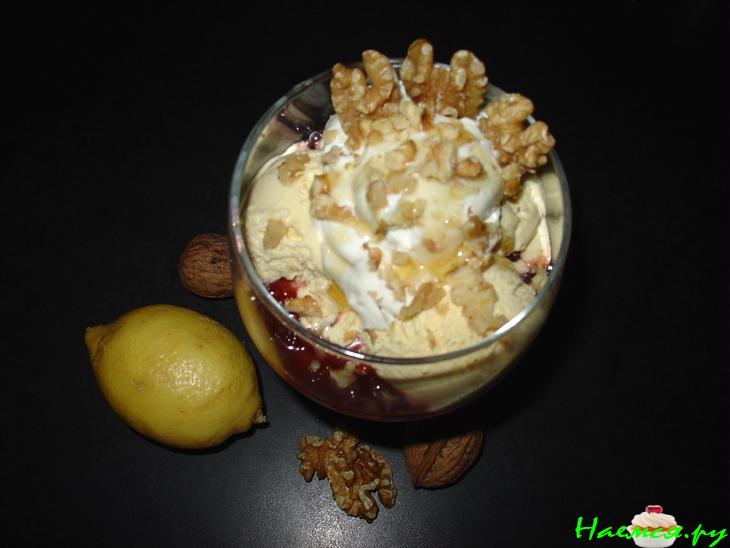 Десерт из авокадо, малины и мороженного