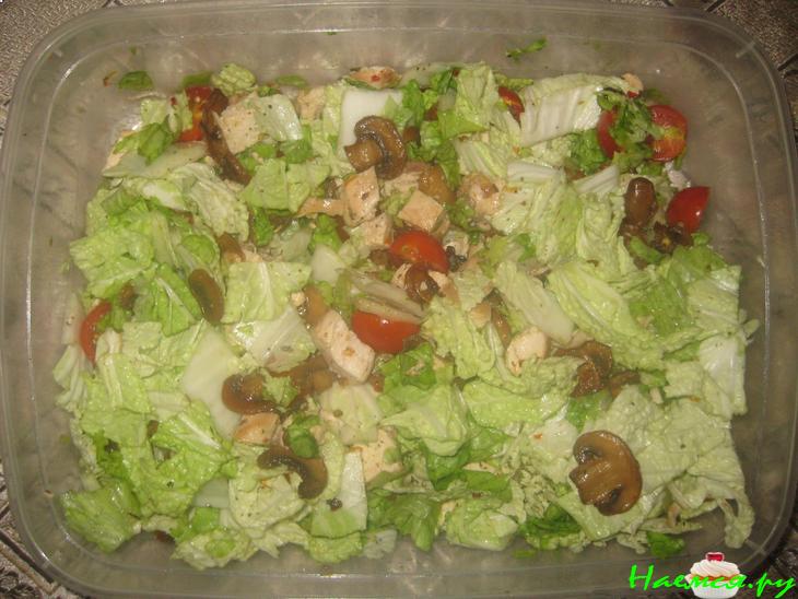 Салат "Цезарь" с пекинской капустой Салат "Цезарь" с пекинской капустой