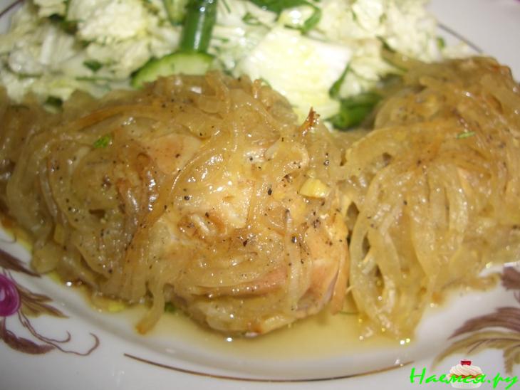 Куриные окорочка тушеные с луком