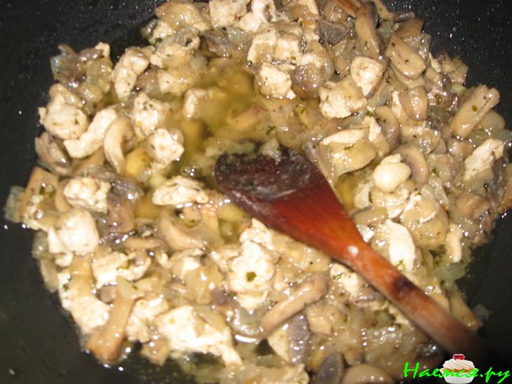 Пельмени с грибами и мясом в глечиках