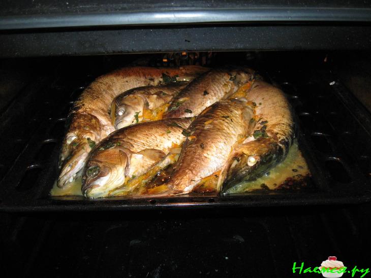 Фаршированная рыба с базиликом и чесноком