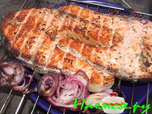 Стейки семги маринованные и приготовленные на углях Стейки семги маринованные и приготовленные на углях