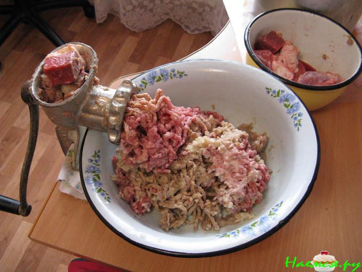 Котлеты со смешанным фаршем и черным хлебом