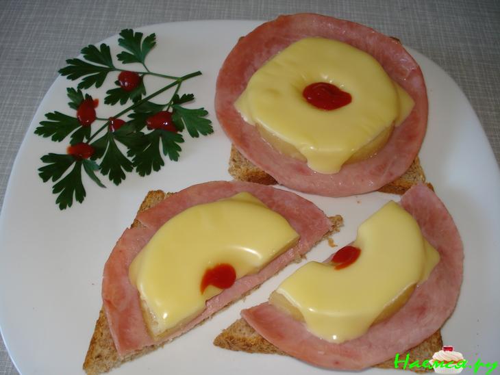 Бутерброд с ветчиной, ананасом и плавленным сыром