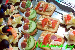 Закуска на крекерах