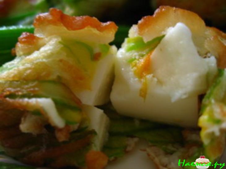 Фаршированные цветки цуккини и тыквы в кляре