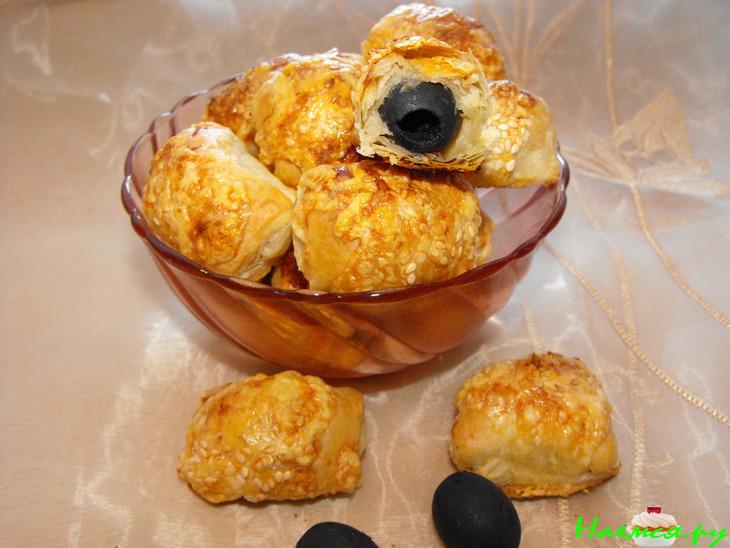 Оливки в слоеном тесте