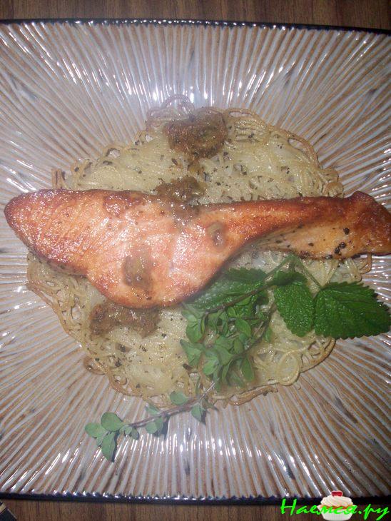 Лосось на хрустящей подушке