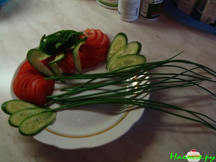 Рыба в кольчуге с салатом из овощей