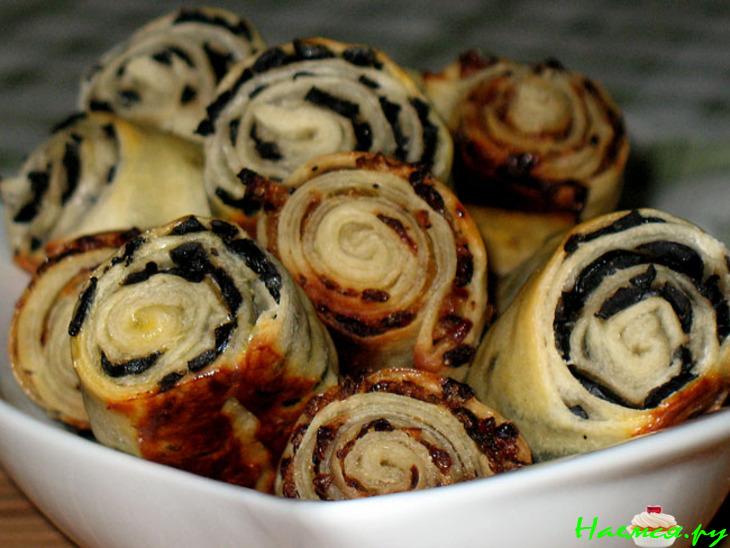 Мини-рулетики с начинками из жареного лука и чёрных оливок