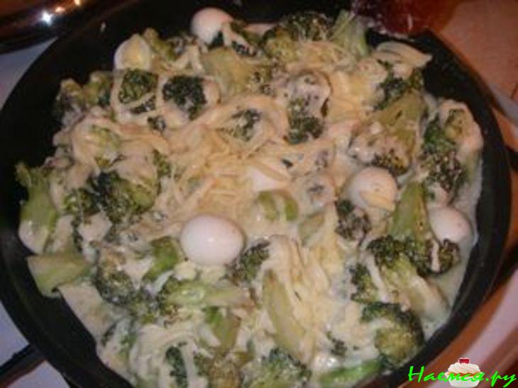 Кальцоне с брокколи и перепелиными яйцами Кальцоне с брокколи и перепелиными яйцами