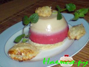 Пирожное из слоеного теста и бананово-малинового суфле