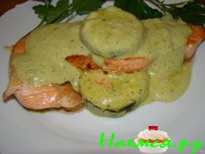 Лосось под соусом из цуккини