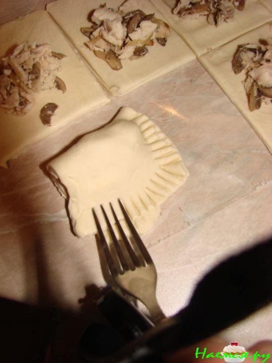 Слойки с курицей и грибами. Самые простые