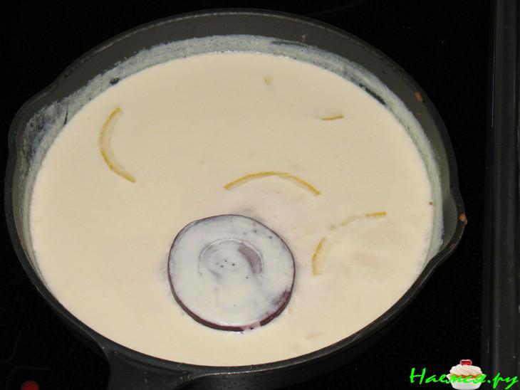 Блинчики с лососем и шпинатом в креветочном соусе