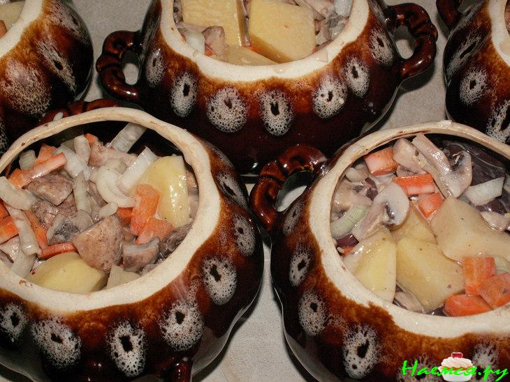 Горшочек с печенью и грибами