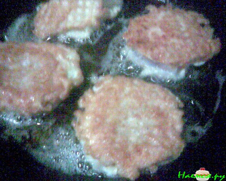 Жареная рыба в круглых вафельках