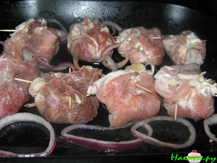 Мясные мешочки с начинкой и кедровыми орешками Мясные мешочки с начинкой и кедровыми орешками