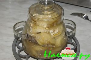 Мясо с шампиньонами в горшочках