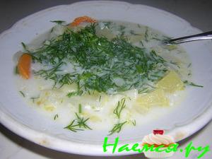 Суп с чесночными гренками на мясном бульоне