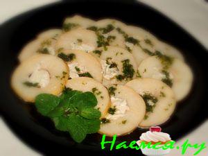 Груши с голубым сыром и мятным соусом