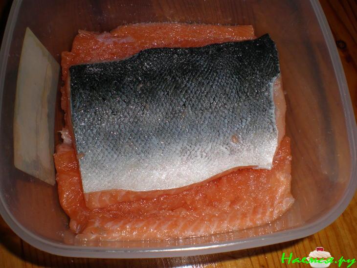 Сырный суп с красной рыбой, заодно солим рыбку